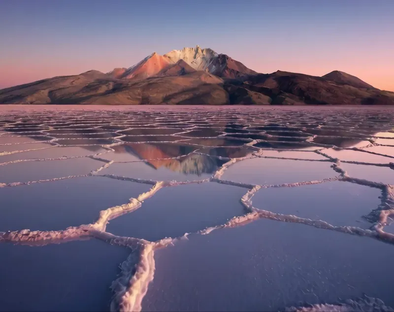 El amanecer sobre el salar, con el volcán Thunupa en luz rosa